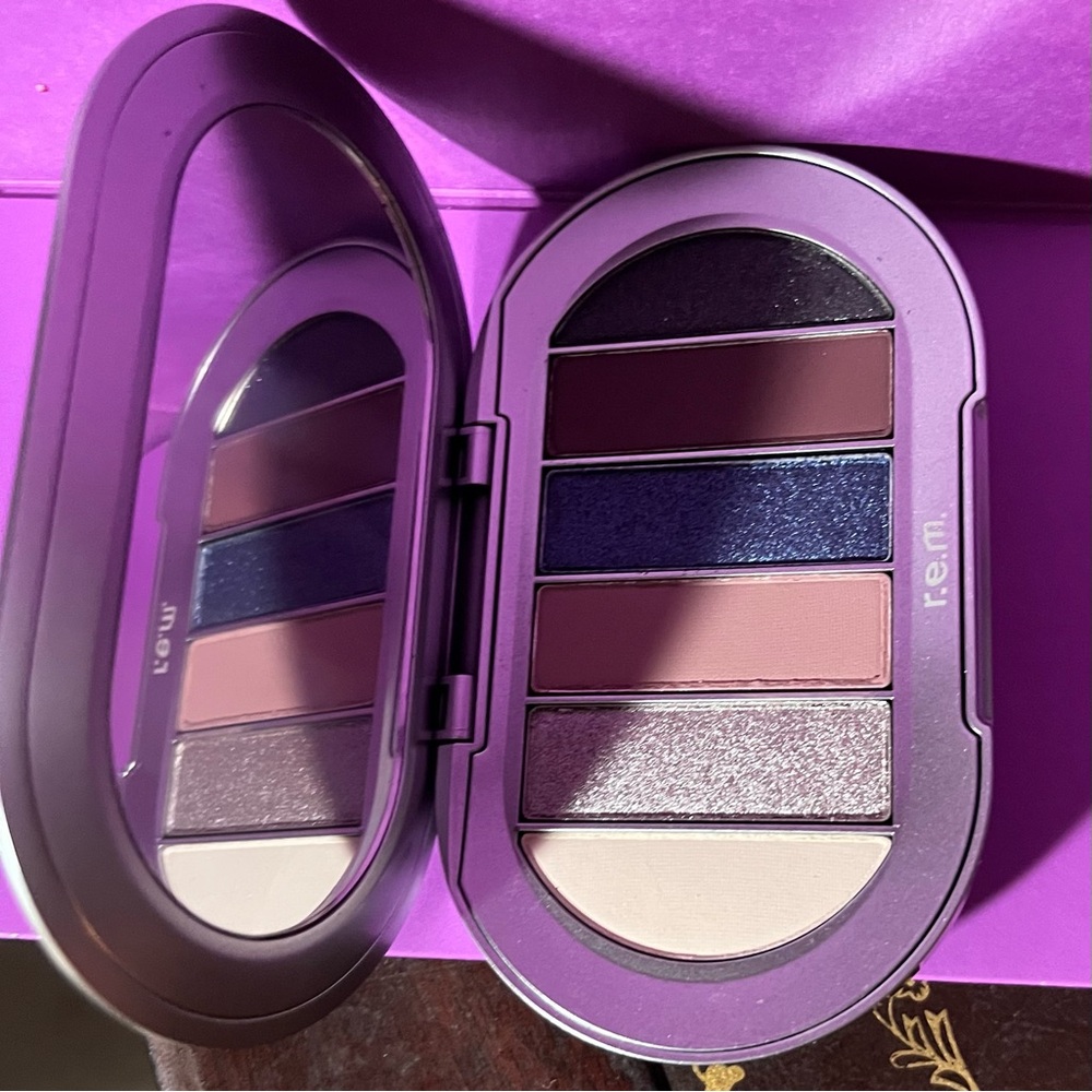 R.E.M Midnight Shadows Eyeshadow Palette - Cool Tones